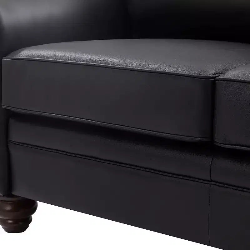 Divanetto Chesterfield Antonia largo 152 cm in vera pelle con finiture borchiate e braccioli arrotolati