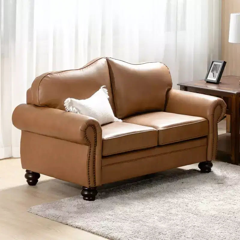 Divanetto Chesterfield Antonia largo 152 cm in vera pelle con finiture borchiate e braccioli arrotolati
