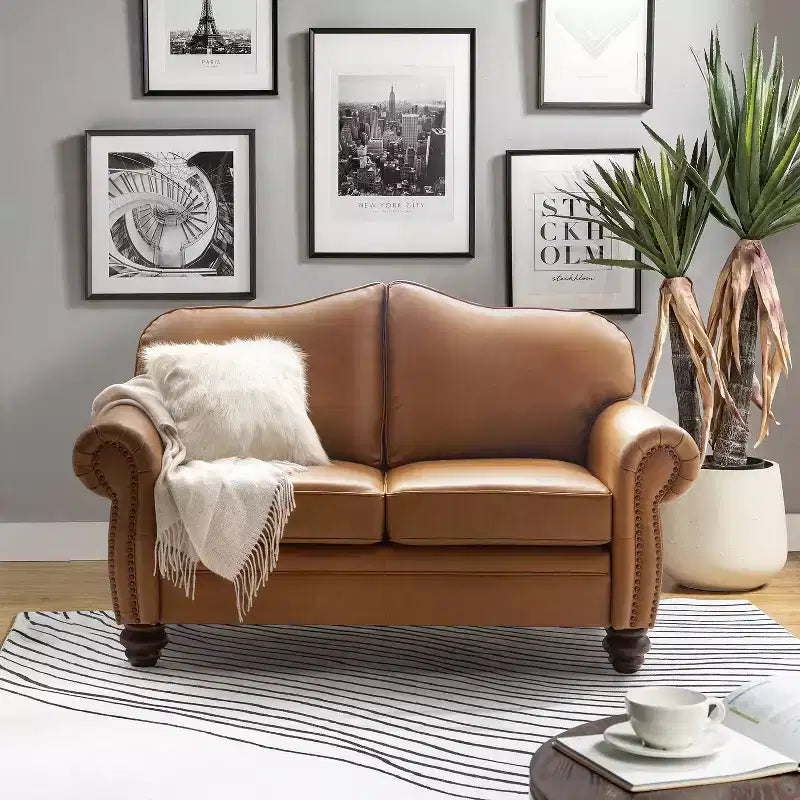 Divanetto Chesterfield Antonia largo 152 cm in vera pelle con finiture borchiate e braccioli arrotolati