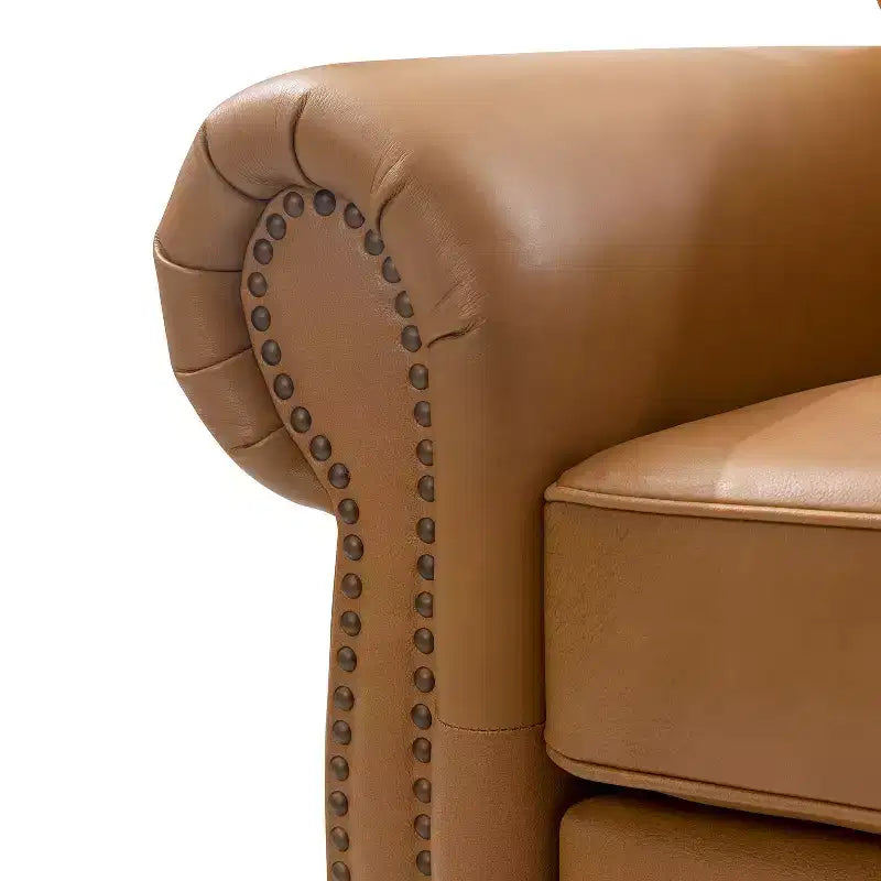 Divanetto Chesterfield Antonia largo 152 cm in vera pelle con finiture borchiate e braccioli arrotolati