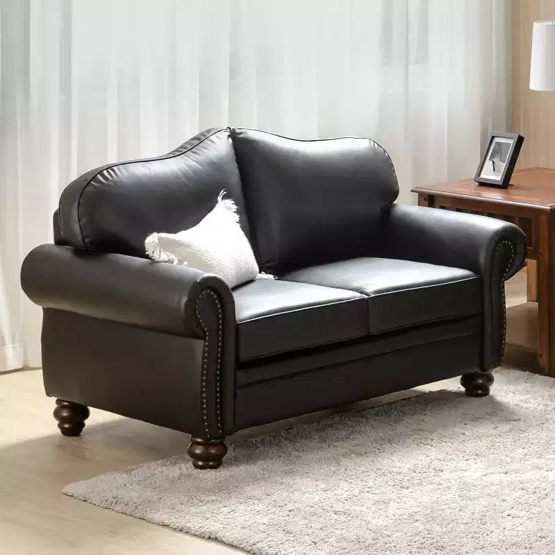 Divanetto Chesterfield Antonia largo 152 cm in vera pelle con finiture borchiate e braccioli arrotolati