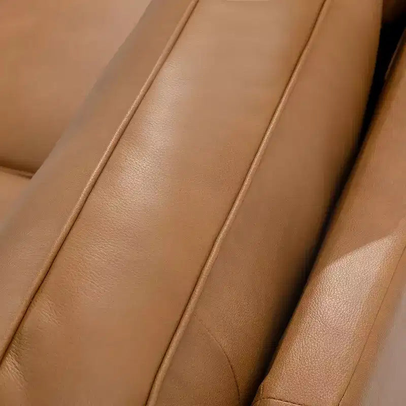 Divanetto Chesterfield Antonia largo 152 cm in vera pelle con finiture borchiate e braccioli arrotolati