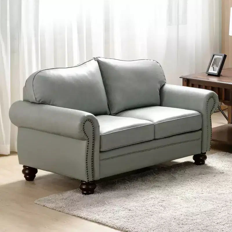 Divanetto Chesterfield Antonia largo 152 cm in vera pelle con finiture borchiate e braccioli arrotolati