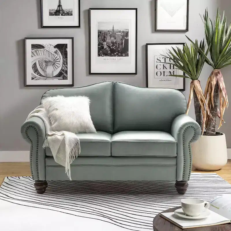 Divanetto Chesterfield Antonia largo 152 cm in vera pelle con finiture borchiate e braccioli arrotolati