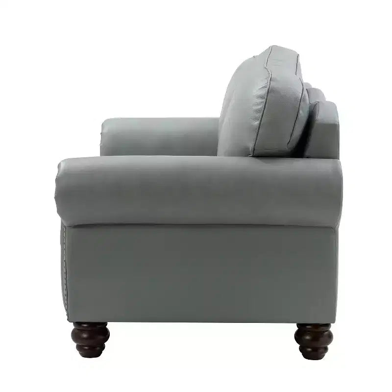 Divanetto Chesterfield Antonia largo 152 cm in vera pelle con finiture borchiate e braccioli arrotolati