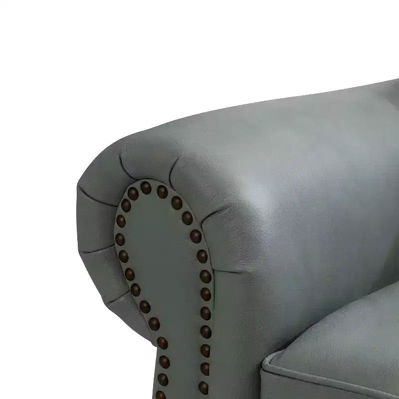 Divanetto Chesterfield Antonia largo 152 cm in vera pelle con finiture borchiate e braccioli arrotolati