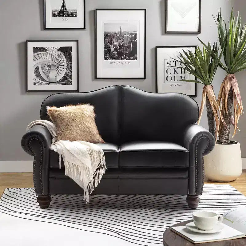 Divanetto Chesterfield Antonia largo 152 cm in vera pelle con finiture borchiate e braccioli arrotolati