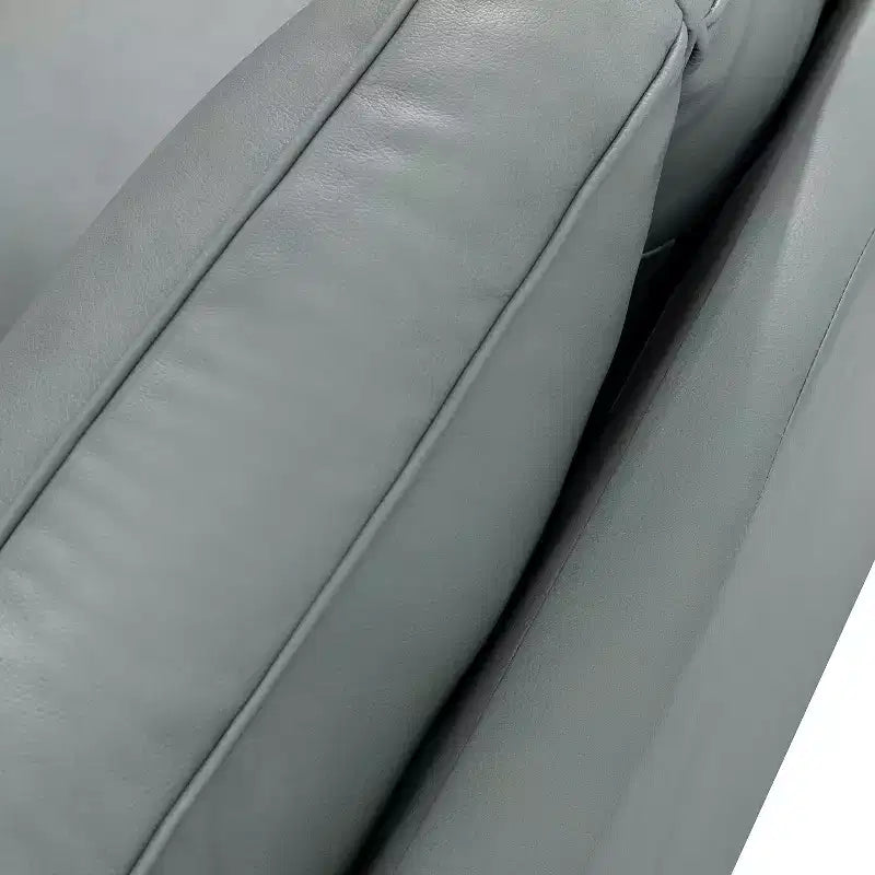 Divanetto Chesterfield Antonia largo 152 cm in vera pelle con finiture borchiate e braccioli arrotolati