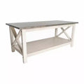 Tavolino da caffè Emma and Oliver in legno massello stile rustico con ripiano portaoggetti
