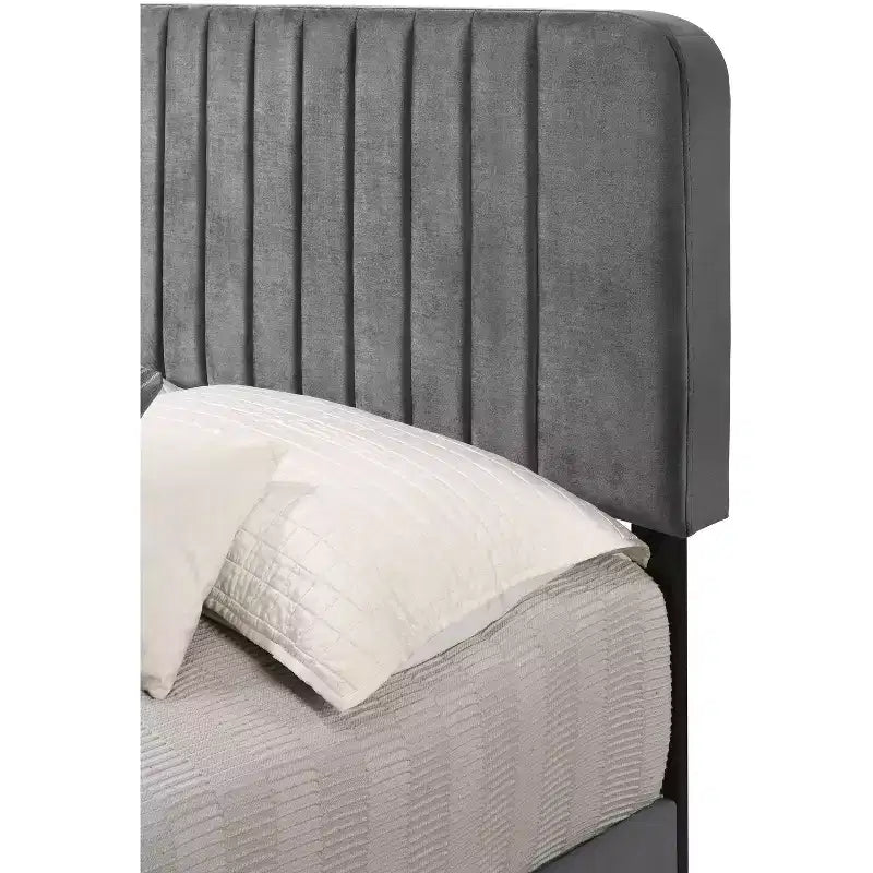 Letto a pannello queen trapuntato a canali in velluto Lodi di Passion Furniture