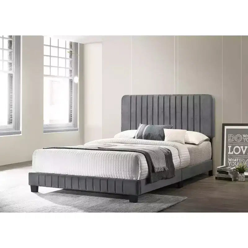 Letto a pannello queen trapuntato a canali in velluto Lodi di Passion Furniture