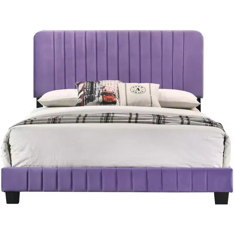 Letto a pannello queen trapuntato a canali in velluto Lodi di Passion Furniture