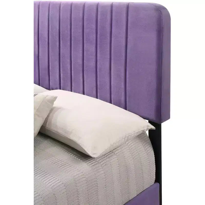 Letto a pannello queen trapuntato a canali in velluto Lodi di Passion Furniture