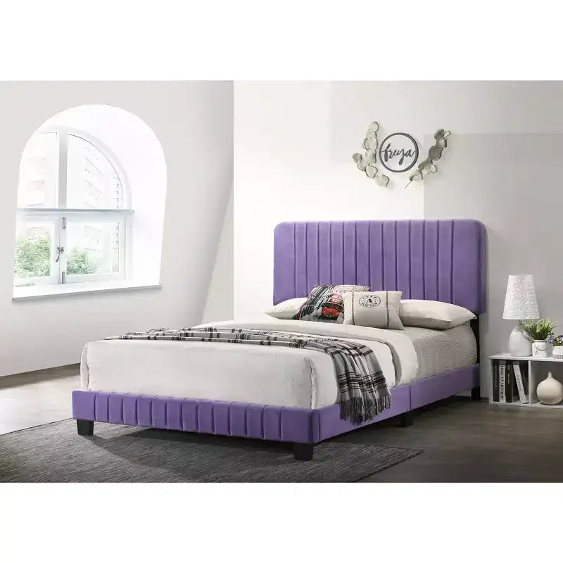 Letto a pannello queen trapuntato a canali in velluto Lodi di Passion Furniture