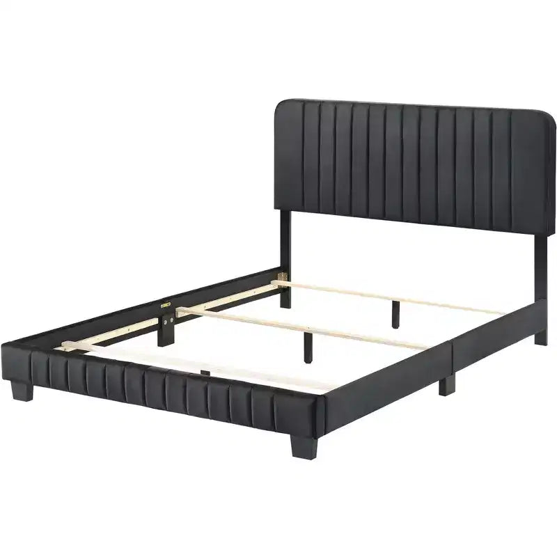 Letto a pannello queen trapuntato a canali in velluto Lodi di Passion Furniture