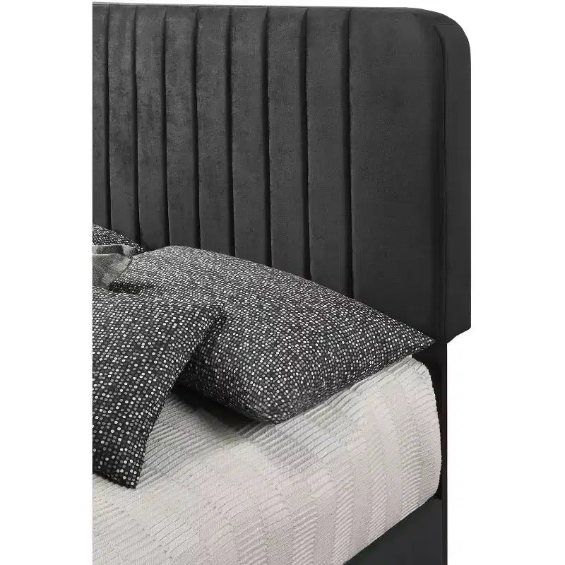 Letto a pannello queen trapuntato a canali in velluto Lodi di Passion Furniture