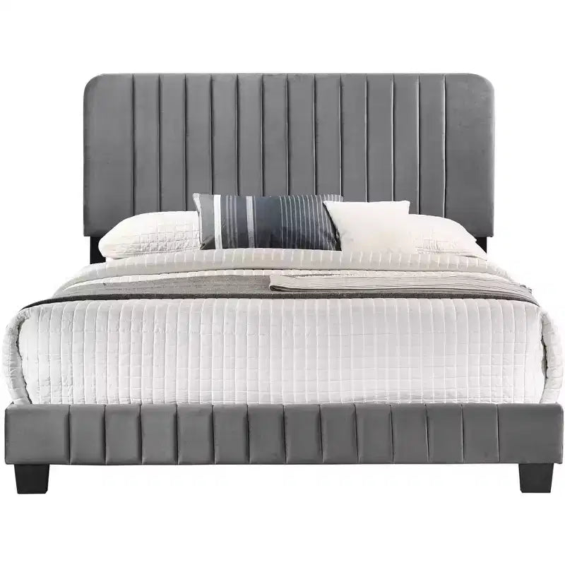 Letto a pannello queen trapuntato a canali in velluto Lodi di Passion Furniture