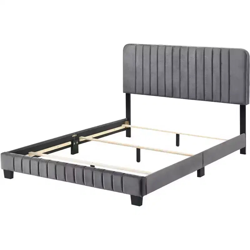 Letto a pannello queen trapuntato a canali in velluto Lodi di Passion Furniture