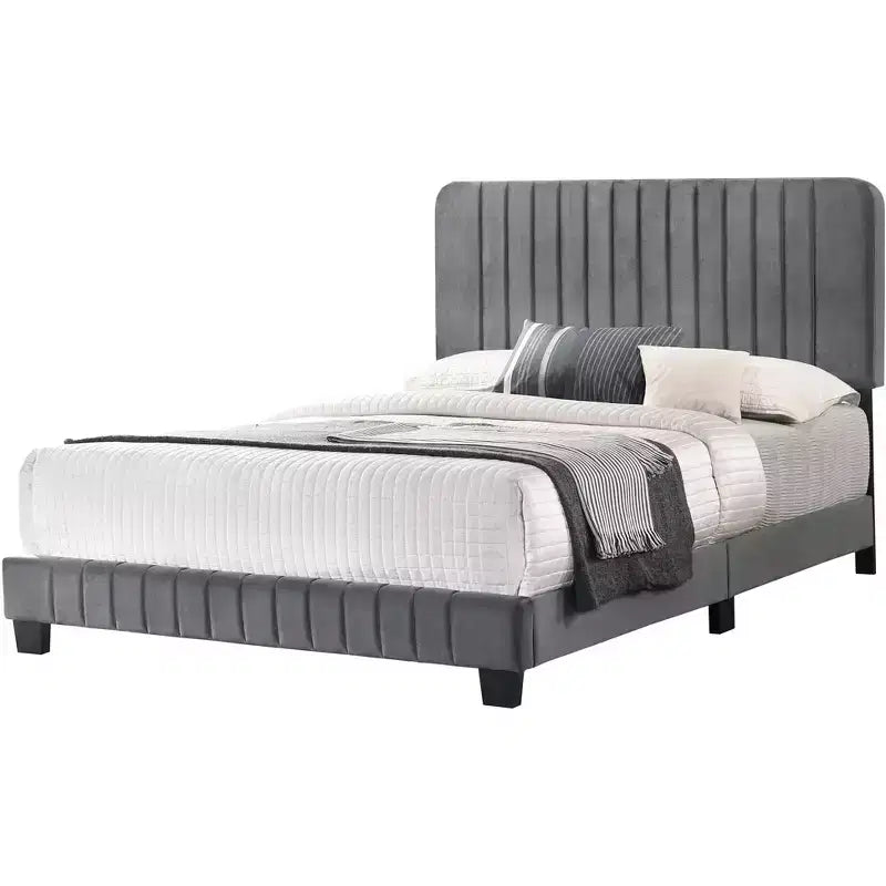 Letto a pannello queen trapuntato a canali in velluto Lodi di Passion Furniture