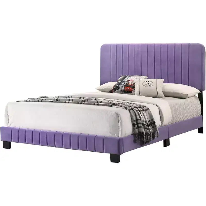 Letto a pannello queen trapuntato a canali in velluto Lodi di Passion Furniture