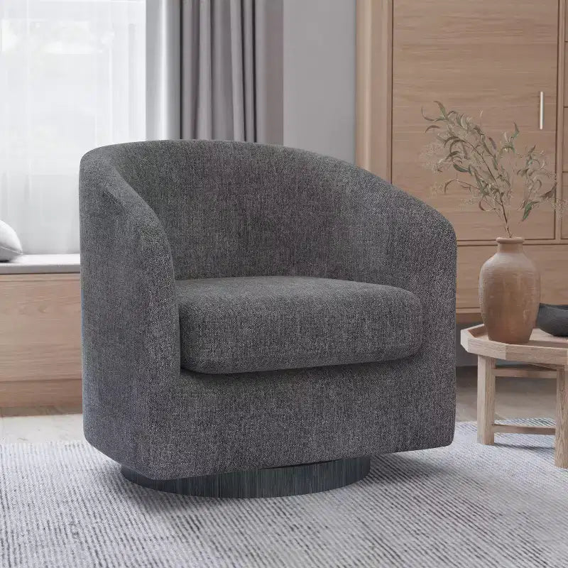 Poltrona a botte imbottita in stile Club Merrick Lane con braccioli inclinati e base girevole a 360 gradi, rivestita in vinile