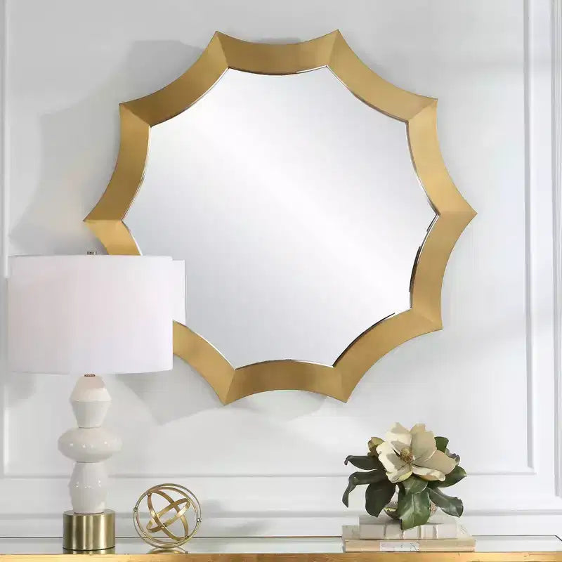 Specchio da parete smerlato Uttermost Flare placcato in ottone spazzolato 40 x 42