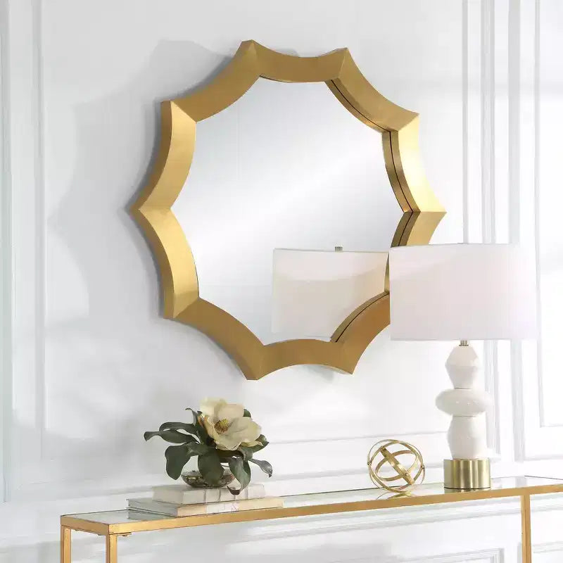 Specchio da parete smerlato Uttermost Flare placcato in ottone spazzolato 40 x 42