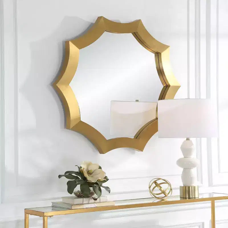 Specchio da parete smerlato Uttermost Flare placcato in ottone spazzolato 40 x 42