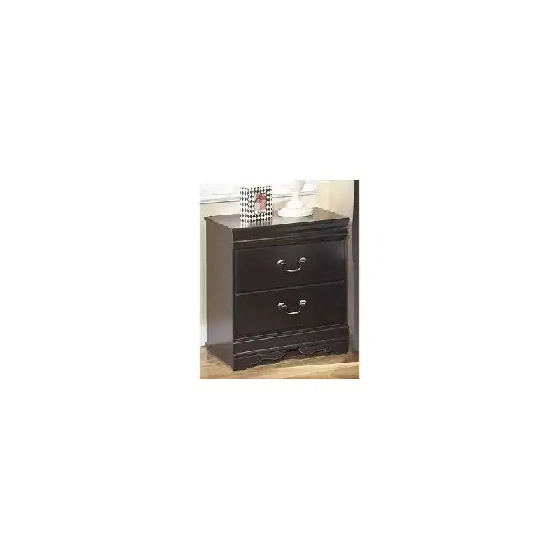 Cassettiera con 2 cassetti Casual Huey Vineyard di Signature Design by Ashley, nera